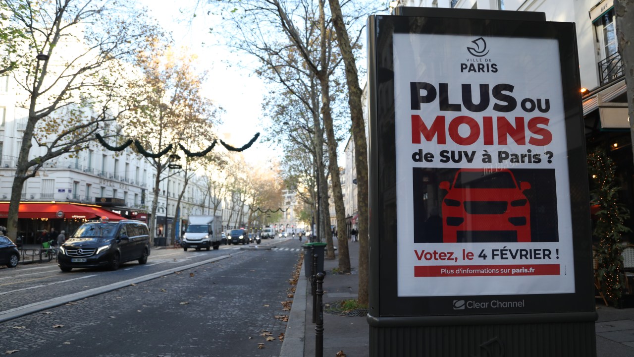 Cartaz sobre referendo: "Mais ou menos SUVs em Paris?". 22/11/2023