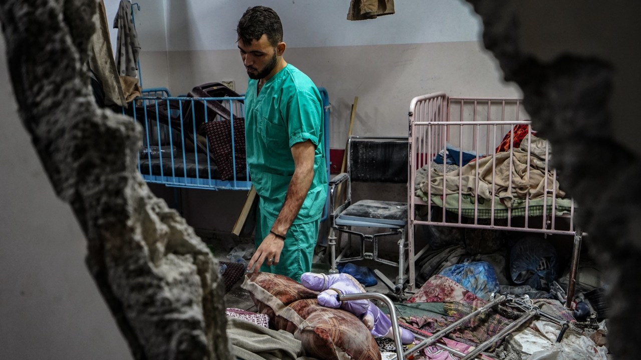 Visão dos danos depois que o exército israelense atingiu o departamento pediátrico do Hospital Nasser, na cidade de Khan Younis, na Faixa de Gaza. 17/12/2023