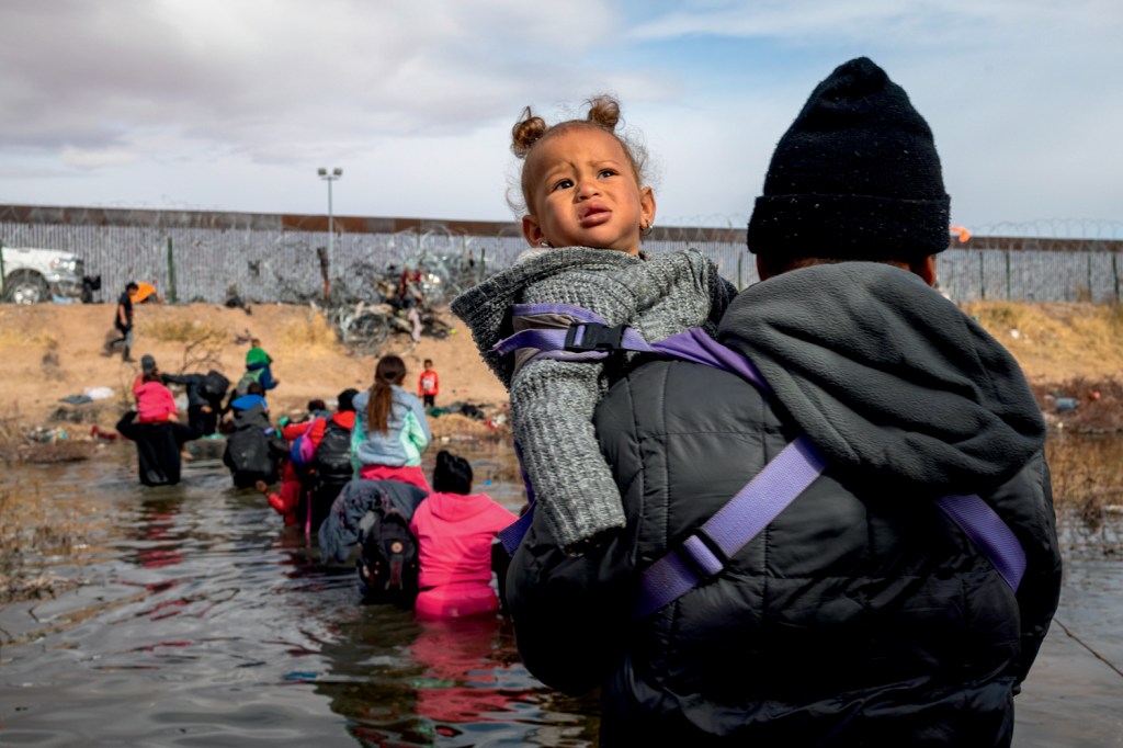DRAMA - Famílias inteiras cruzam o Rio Grande: multidões pedindo asilo nos EUA
