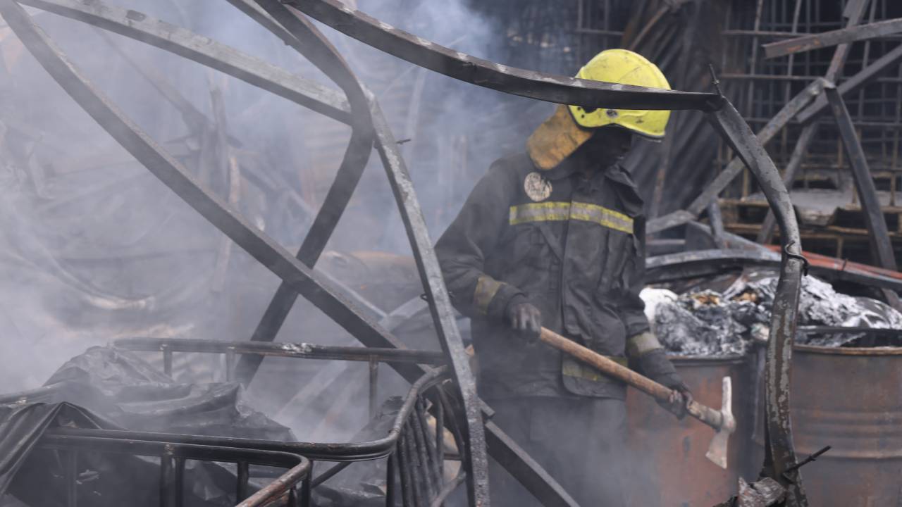 Um bombeiro tenta apagar incêndio que destruiu casas, armazéns e outras instalações na cidade de Nairobi, no Quênia. 31/01/2024