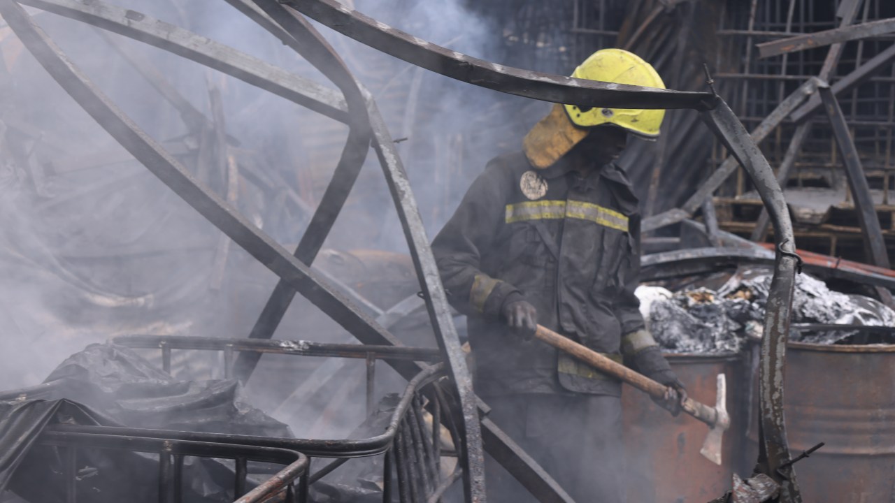Um bombeiro tenta apagar incêndio que destruiu casas, armazéns e outras instalações na cidade de Nairobi, no Quênia. 31/01/2024