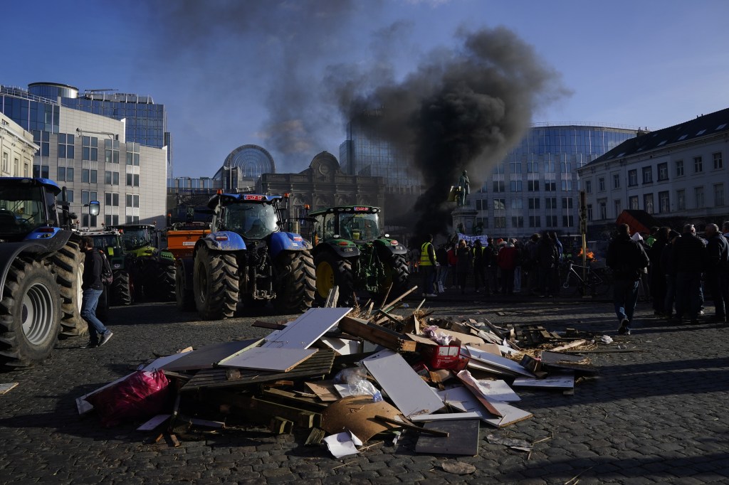 Protesto dos agricultores belgas em frente ao Place du Luxembourgem, em Bruxelas. 01/01/2024