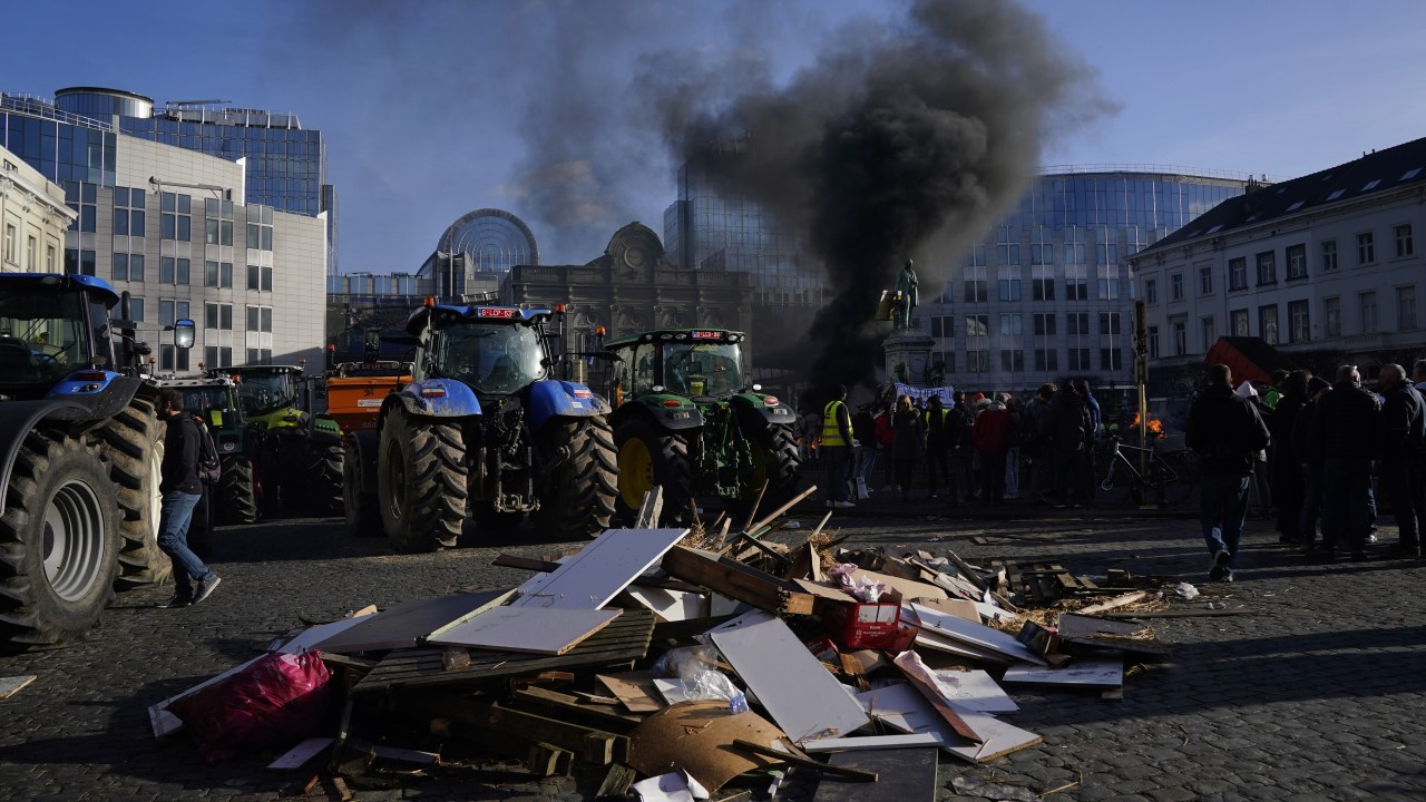 Protesto dos agricultores belgas em frente ao Place du Luxembourgem, em Bruxelas. 01/01/2024