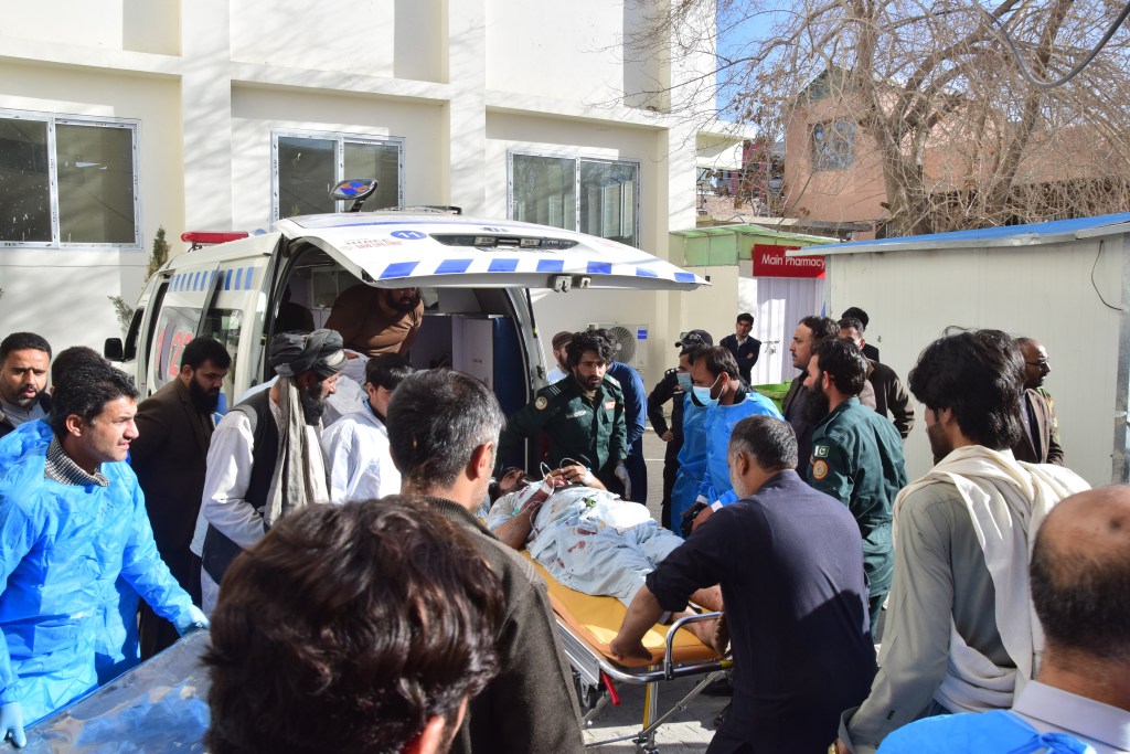 Pessoas são socorridas após ataque aos gabinetes eleitorais no Paquistão. 07/02/2024