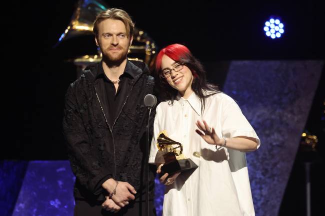 A cantora Billie Eilish ao lado do irmão Finneas recebe o Grammy 2024 pela música ‘What Was I Made For’, trilha sonora do filme Barbie