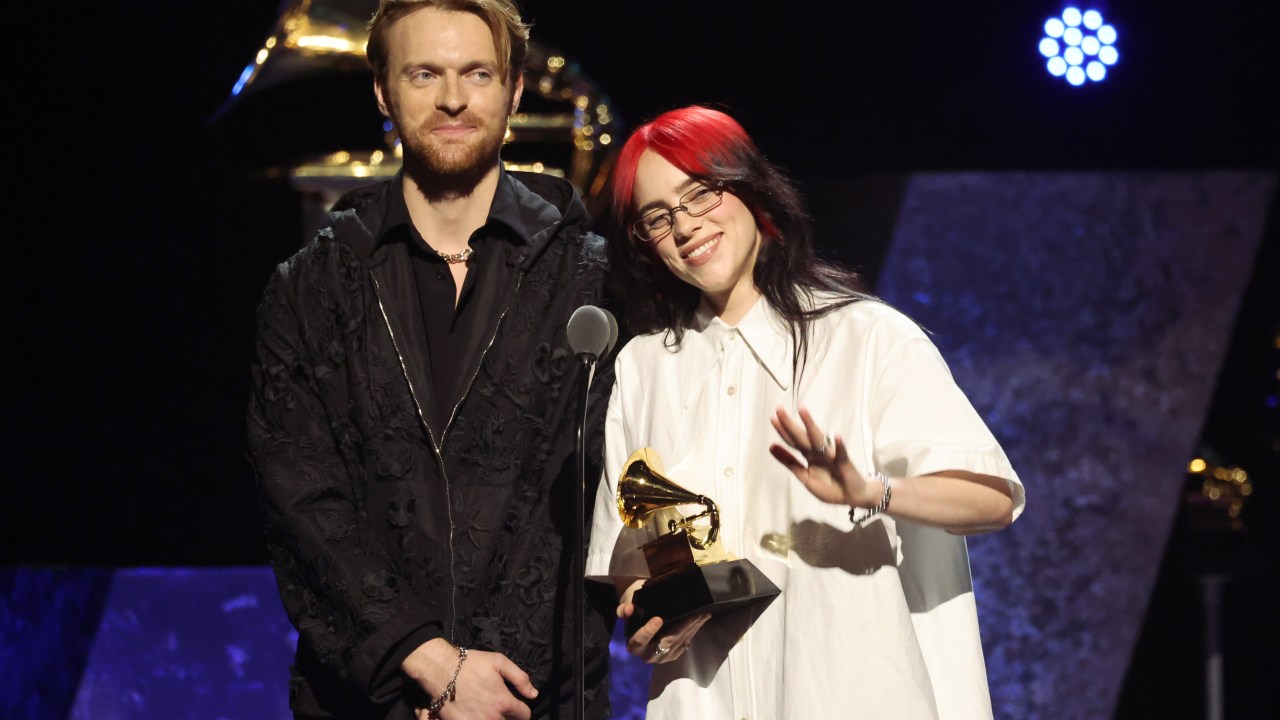 A cantora Billie Eilish ao lado do irmão Finneas recebe o Grammy de 2024 pela canção 'What Was I Made For', trilha sonora do filme Barbie