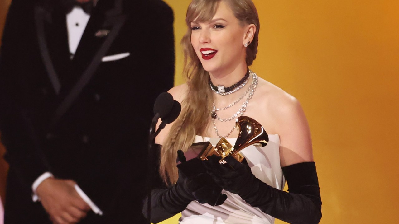 A cantora Taylor Swift discursa após ganhar seu 13 prêmio Grammy, em 2024