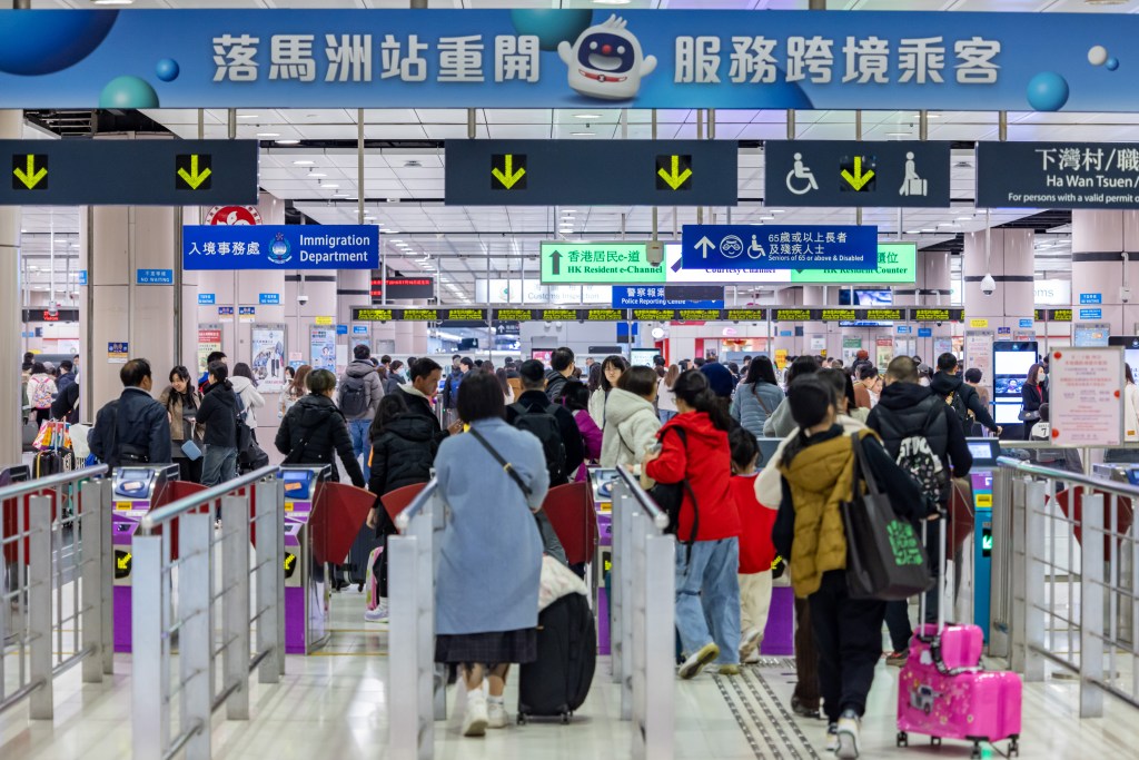 Viajantes indo para a China continental na estação MTR Corp. Lok Ma Chau em Hong Kong. 09/02/2024