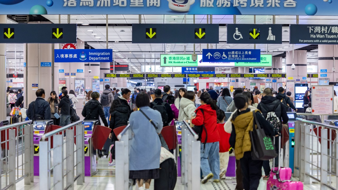 Viajantes indo para a China continental na estação MTR Corp. Lok Ma Chau em Hong Kong. 09/02/2024