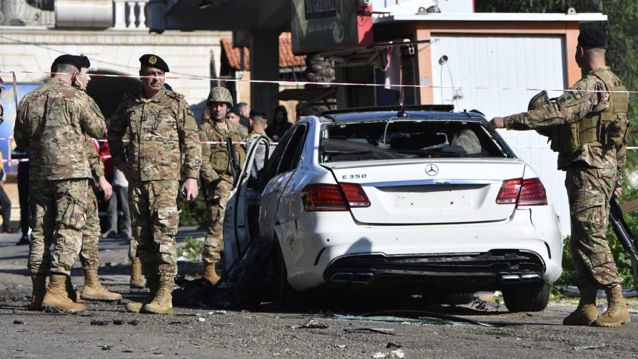 Soldados libaneses fecham a cena com uma fita de segurança e conduzem uma investigação após um ataque israelense a um veículo, que matou 4 pessoas, segundo relatórios preliminares em Jadra, Saida. 14/02/2024
