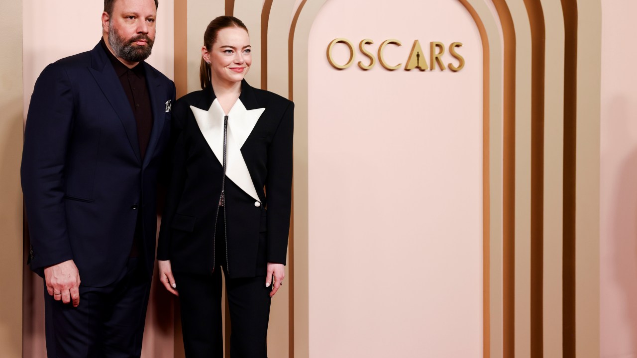 Yorgos Lanthimos e Emma Stone compareceram no almoço de indicados ao Oscar 2024