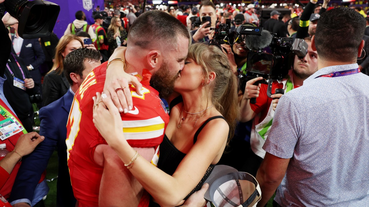 Taylor Swift beija Travis Kelce após o time Kansas City Chiefs vencer o Super Bowl no domingo, 12/02/2024, em Las Vegas, nos Estados Unidos