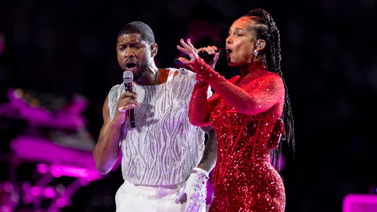 Usher e Alicia Keys cantaram durante o intervalo do Super Bowl