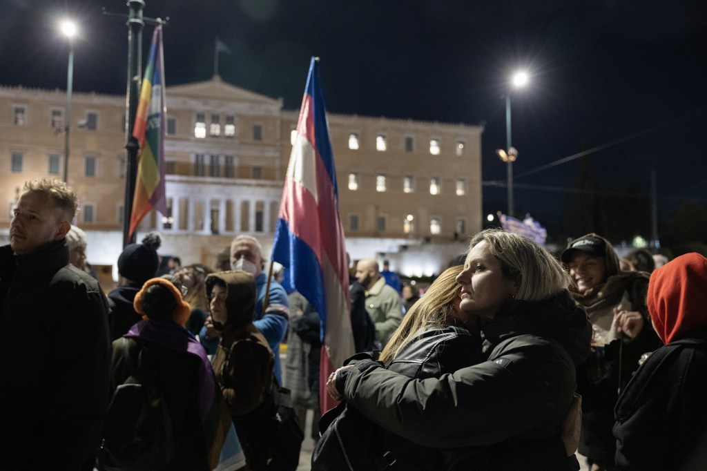 Apoiadores do projeto de lei que permite o casamento entre pessoas do mesmo sexo celebram fora do prédio do parlamento grego na Praça Syntagma, em Atenas, na Grécia. 15/02/2024