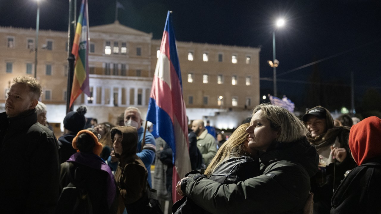 Apoiadores do projeto de lei que permite o casamento entre pessoas do mesmo sexo celebram fora do prédio do parlamento grego na Praça Syntagma, em Atenas, na Grécia. 15/02/2024
