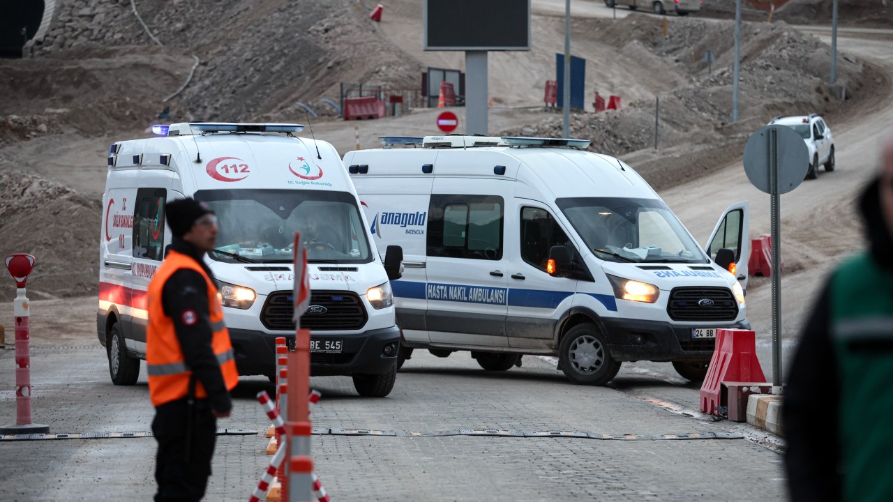 Serviços de resgate atuam em deslizamento de terra ocorrido em uma mina de ouro operada pela Anagold Mining, no distrito de İliç, em Erzincan, na Turquia. 14/02/2024