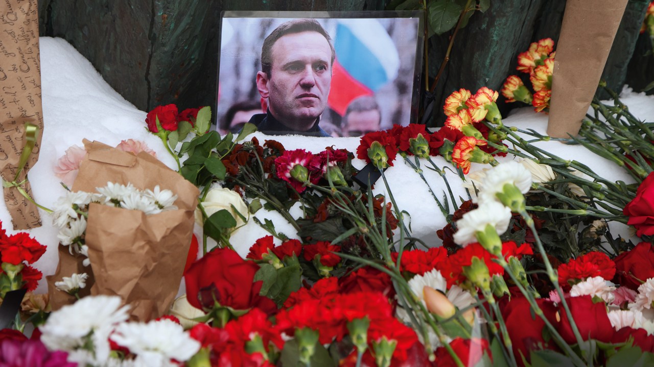 HOMENAGEM - Flores para Navalny: centenas dos que se arriscaram foram presos