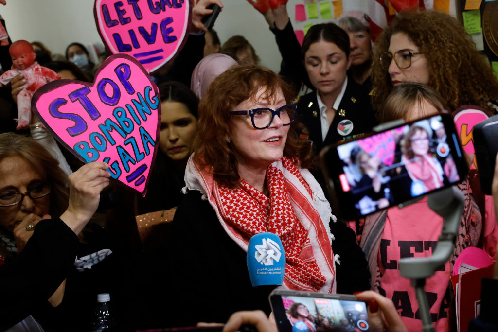 Susan Sarandon em protesto que pede cessar fogo em Gaza no congresso americano -