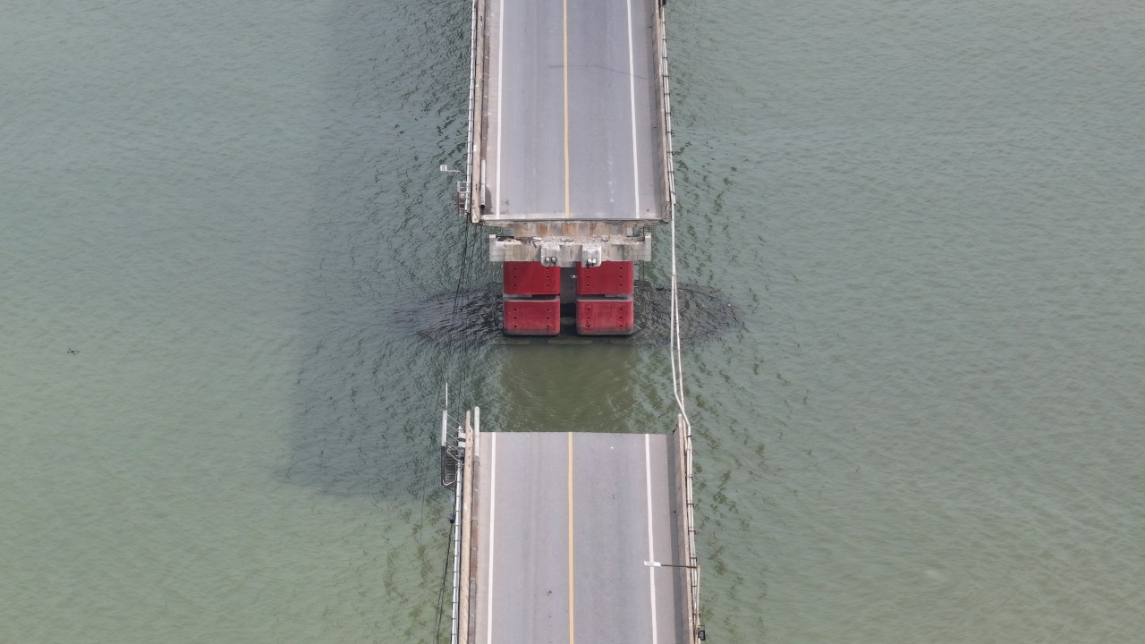 Equipes de resgate trabalham na ponte Lixinsha na cidade de Guangzhou, na China. 22/02/2024