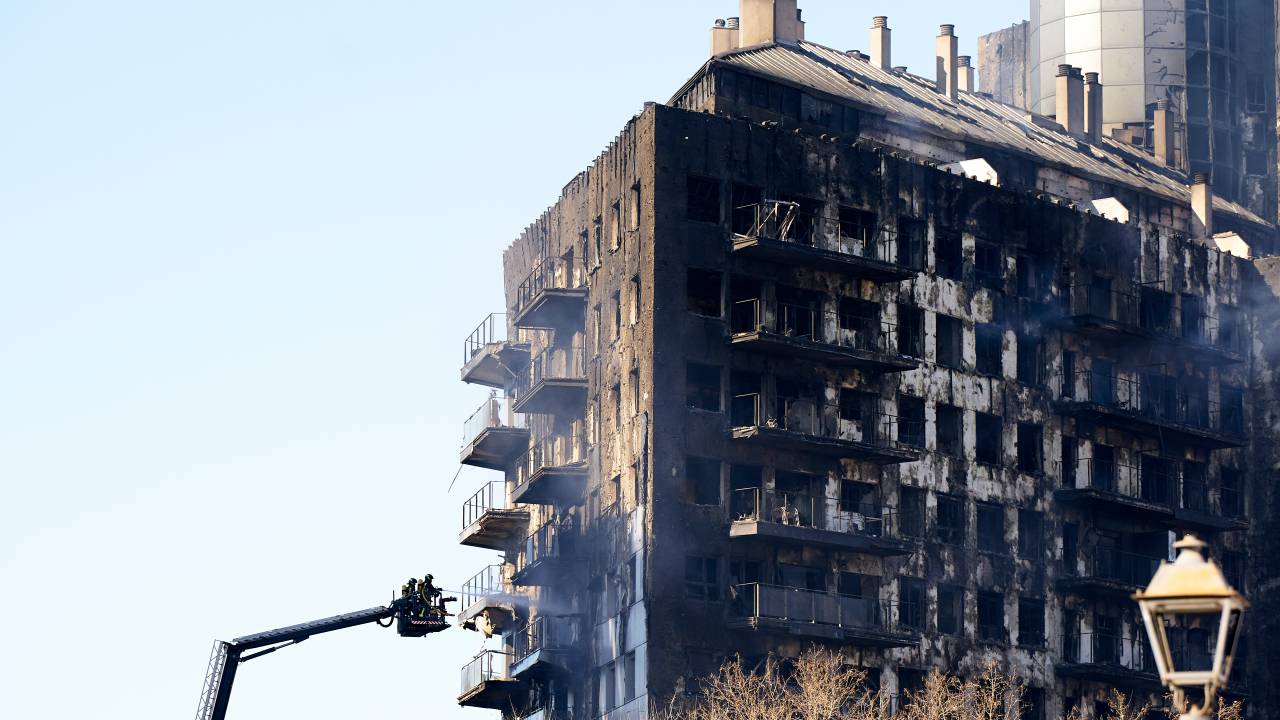 Bombeiros trabalham em prédio atingido por incêndio, em Valência, na Espanha. 23/02/2023