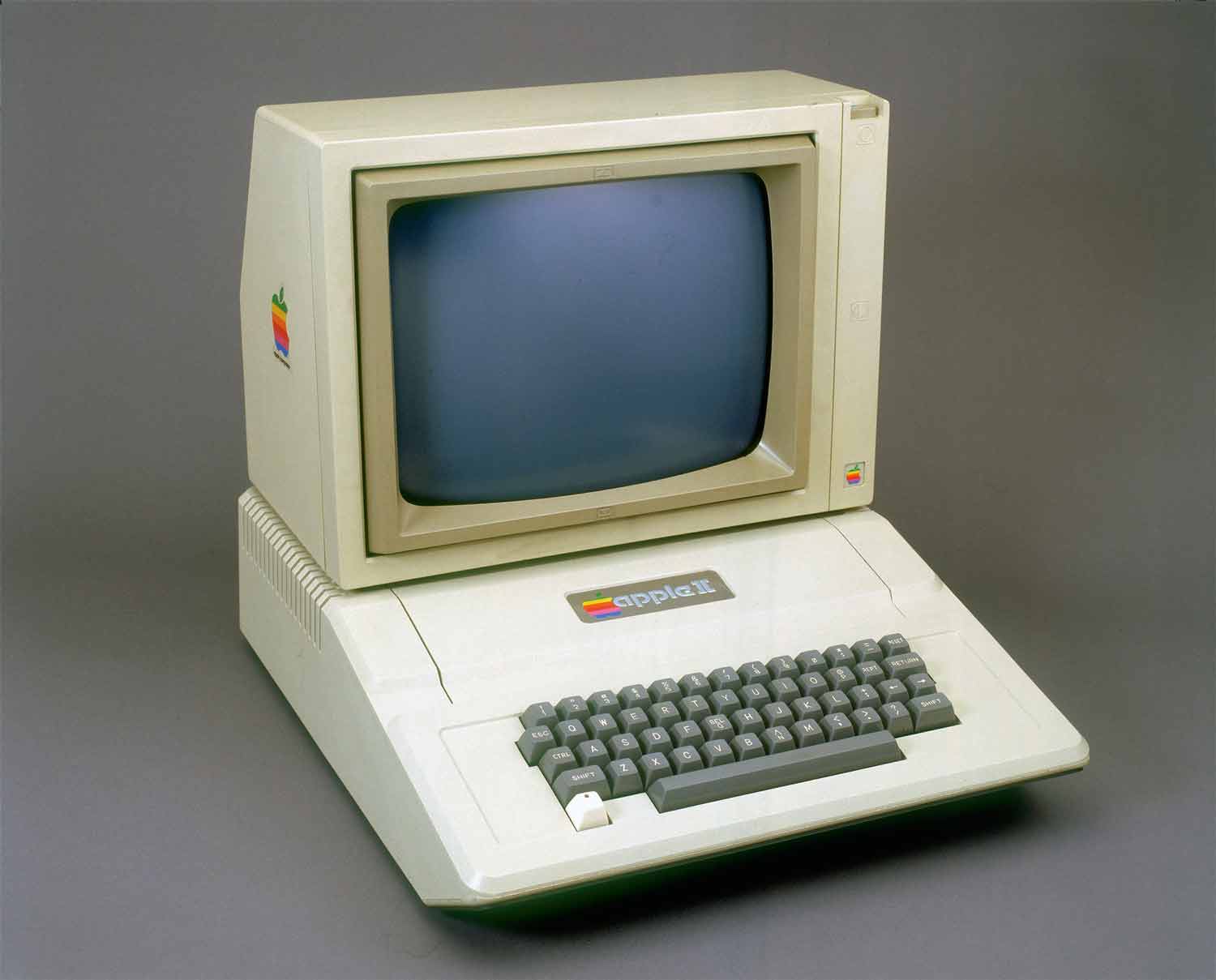 APPLE II, de 1977 - Foi um dos primeiros a permitir a expansão de memória. Vinha com interface para fitas cassetes de áudio e controlador de vídeo.