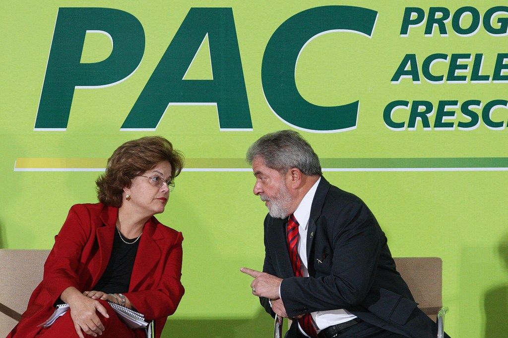 MEGALOMANIA - Dilma e Lula no lançamento do antigo PAC: projeto do trem-bala fracassou