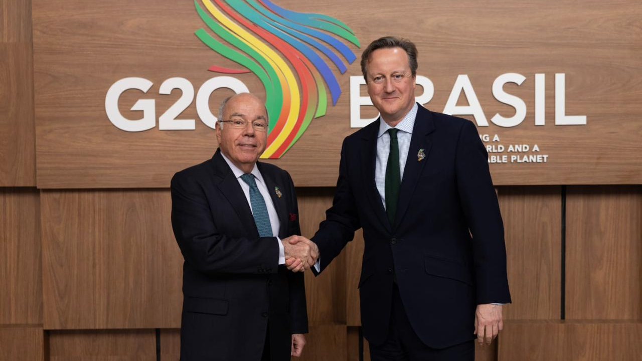 O secretário de Relações Exteriores do Reino Unido, David Cameron (dir.), e o chanceler Mauro Vieira fazem reunião à margem de encontro de ministros das Relações Exteriores do G20 no Rio de Janeiro. 22/02/2024 -