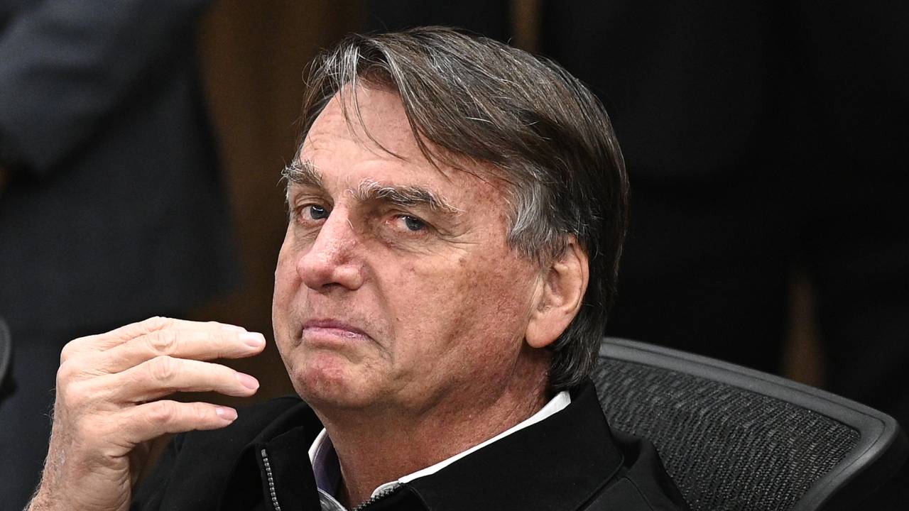 AME2496. GOIÂNIA (BRASIL), 18/08/2023.- El expresidente de Brasil, Jair Bolsonaro, participa en una ceremonia para recibir el título de ciudadano de Goiânia en la asamblea legislativa local, hoy en Goiânia (Brasil). EFE/Andre Borges