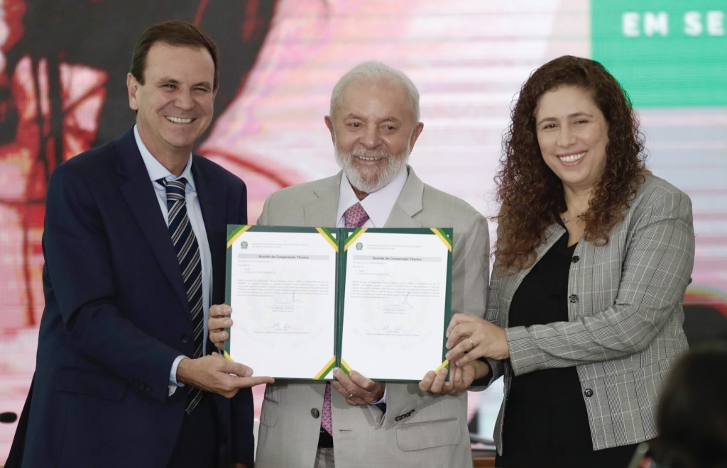 O prefeito Eduardo Paes, ao lado do presidente Luiz Inácio Lula da Silva e da ministra Ester Dweck