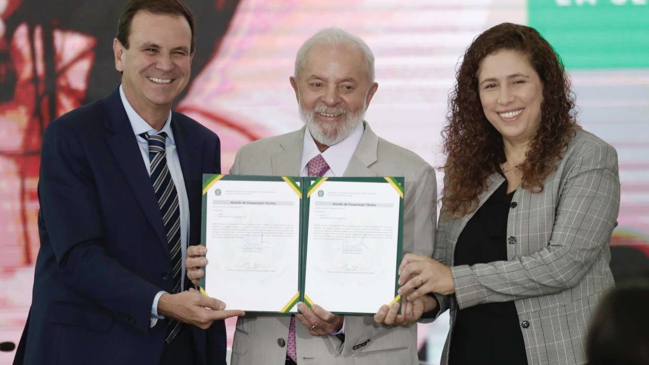 O prefeito Eduardo Paes, ao lado do presidente Luiz Inácio Lula da Silva e da ministra Ester Dweck