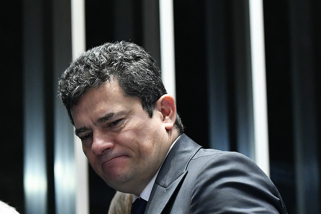 O curioso ritual de Sergio Moro durante julgamento no TRE-PR | VEJA