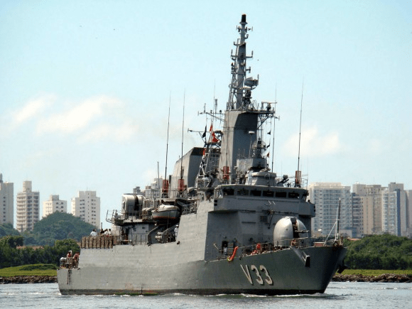 Navio com turistas chega a Belém