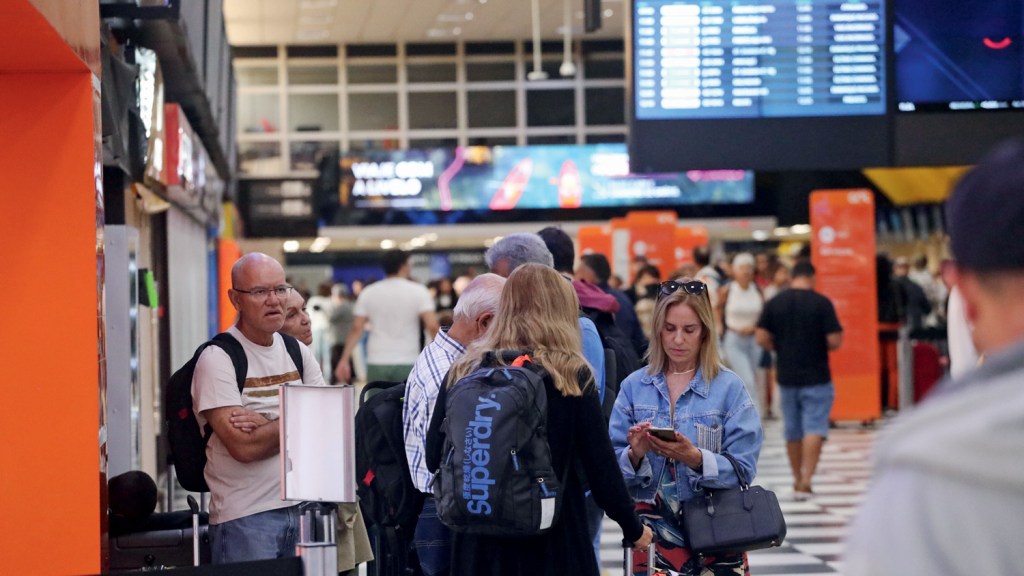 AEROPORTO - Passageiros: para eles a crise chega com o aumento dos preços