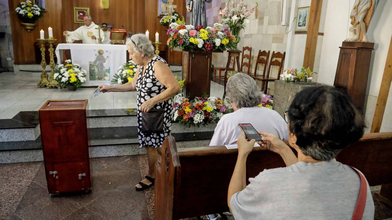FIM DA SACOLINHA - Adesivos com QR codes nos bancos: modelo é prático, mas produz incômodo