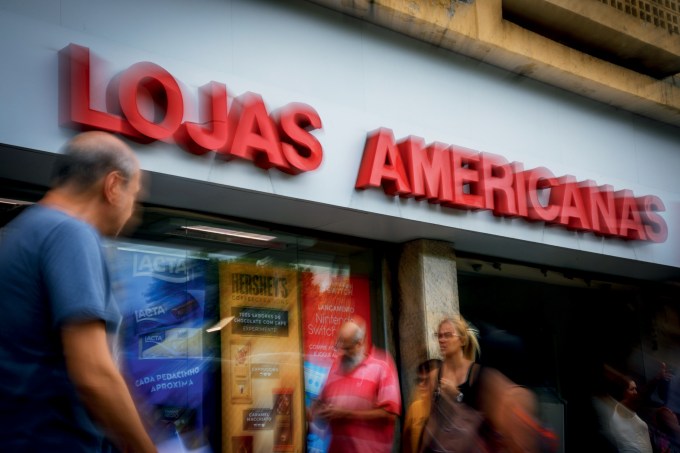 Pedestres passam em frente a loja da rede Lojas Americanas na Tijuca, Zona Norte do Rio