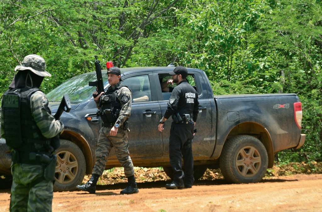 CAÇADA - Força Nacional: agentes bloqueiam estradas em busca de pistas dos foragidos como reforço à investigação