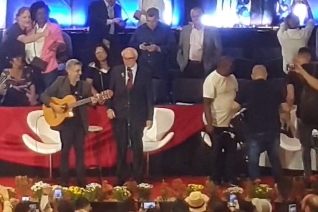 Ao som de ‘Eu sei que vou te amar’, Suplicy abre filiação de Marta ao PT