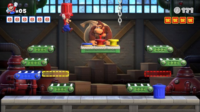 Ao final de cada etapa, Mario enfrenta uma batalha contra Donkey Kong -