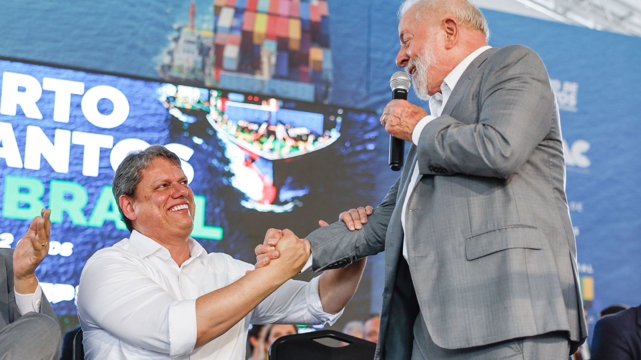 Lula e Tarcísio durante o evento de aniversário do Porto de Santos