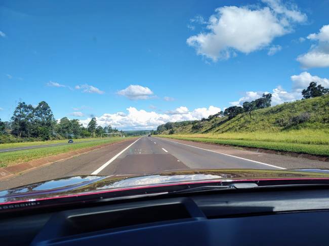 Estradas de São Paulo a Londrina são boas e seguras. No detalhe, o head-up display, com informações úteis, como a velocidade e indicações de navegação -