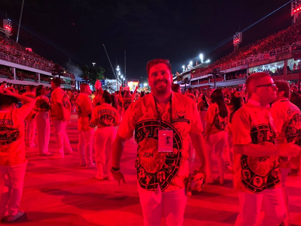 Thiago Gagliasso critica enredos políticos na Sapucaí
