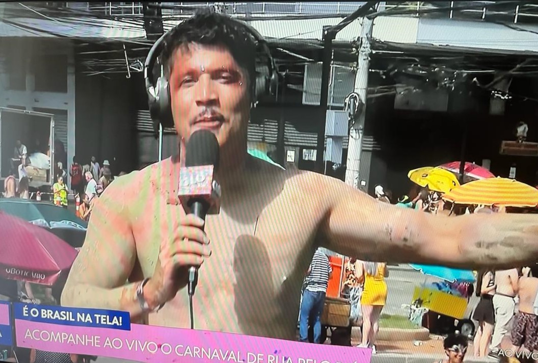 Repórter da Globo tira camisa e se suja de lama ao mostrar carnaval de BH