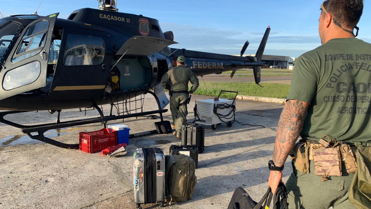 Helicóptero da Polícia Federal partiu de Brasília rumo a Mossoró (RN) para apoiar nas buscas a dois fugitivos da penitenciária federal