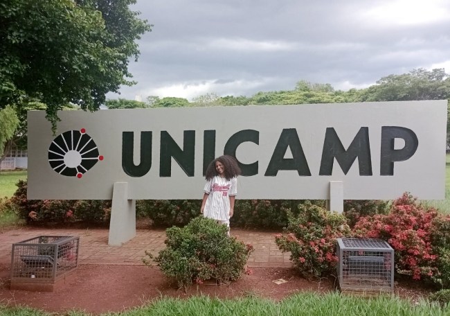 A jovem Angélica Toledo, de 18 anos, celebra a vitória da aprovação em Medicina na Unicamp e outras seis universidades