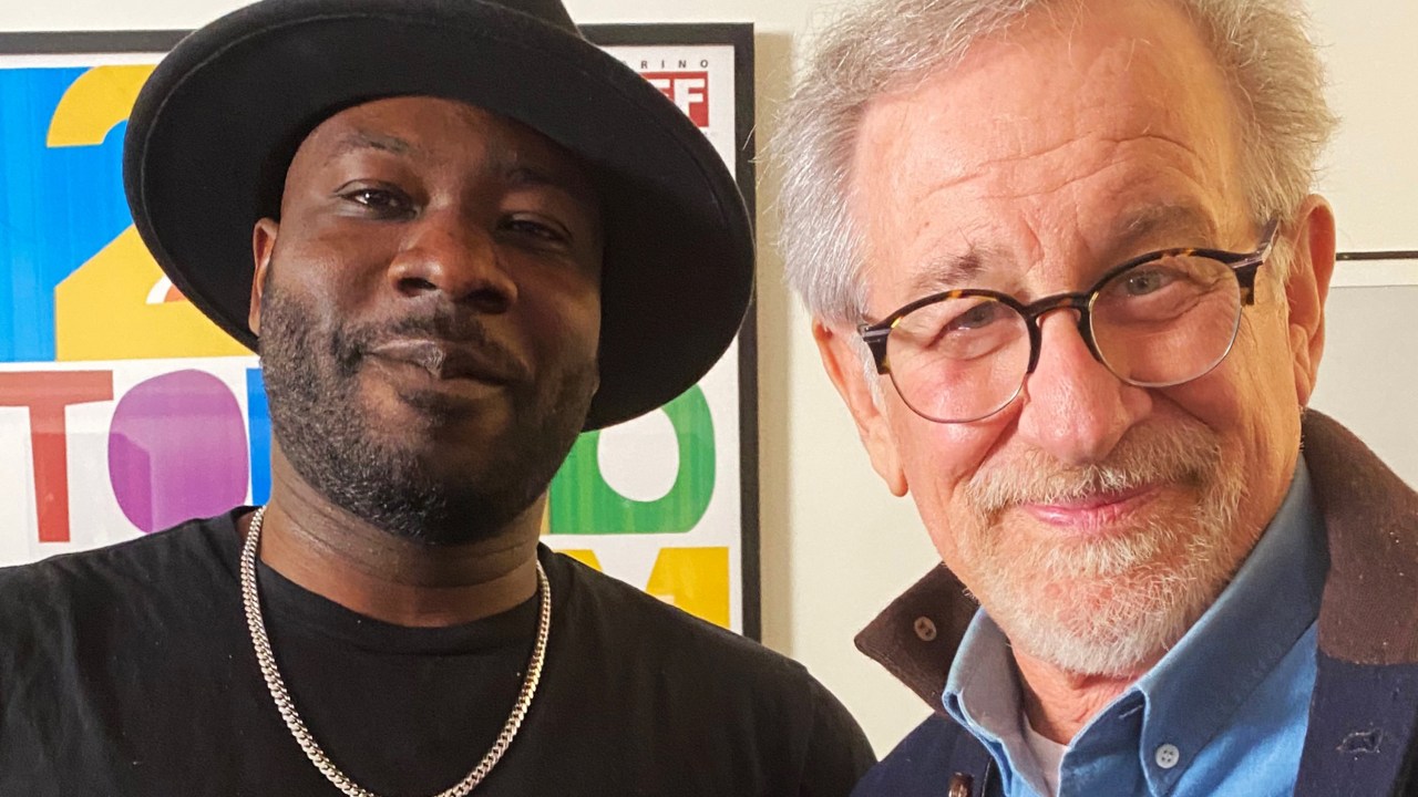 Os cineastas Blitz Bazawule e Steven Spielberg: ambos dirigiram versões do livro 'A Cor Púrpura' -