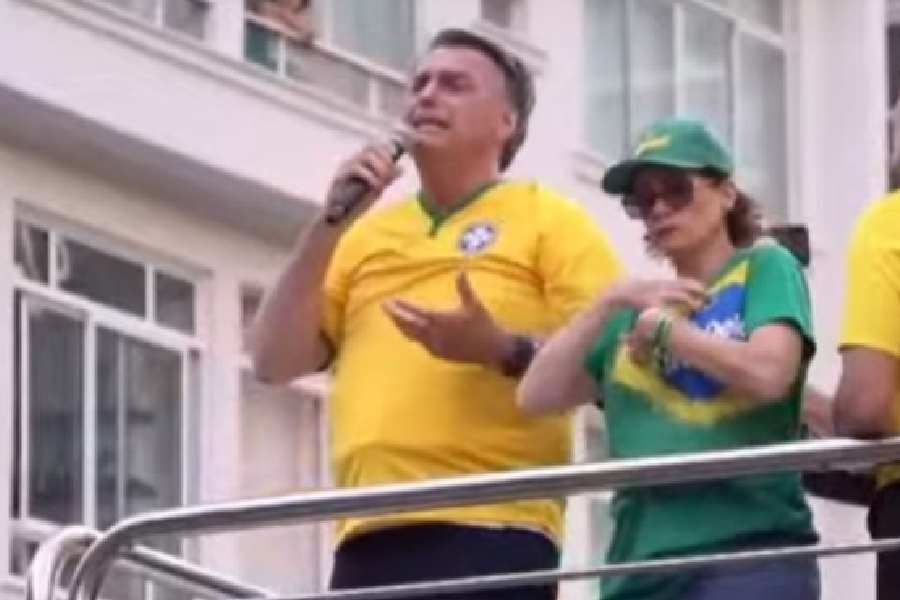 O ex-presidente Jair Bolsonaro (PL) vestiu um colete à prova de balas durante manifestação na Avenida Paulista, neste domingo, 25