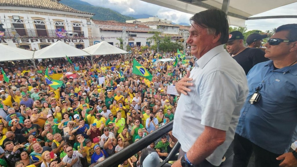 O ex-presidente Jair Bolsonaro (PL) durante evento com apoiadores em São Sebastião, no Litoral Norte de São Paulo