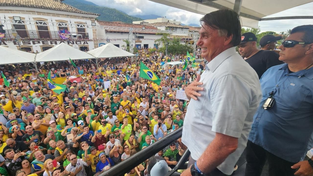 O ex-presidente Jair Bolsonaro (PL) durante evento com apoiadores em São Sebastião, no Litoral Norte de São Paulo