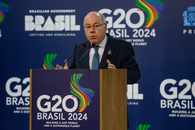 O ministro das Relações Exteriores, Mauro Vieira, fala após reunião de chanceleres do G20, no Rio de Janeiro