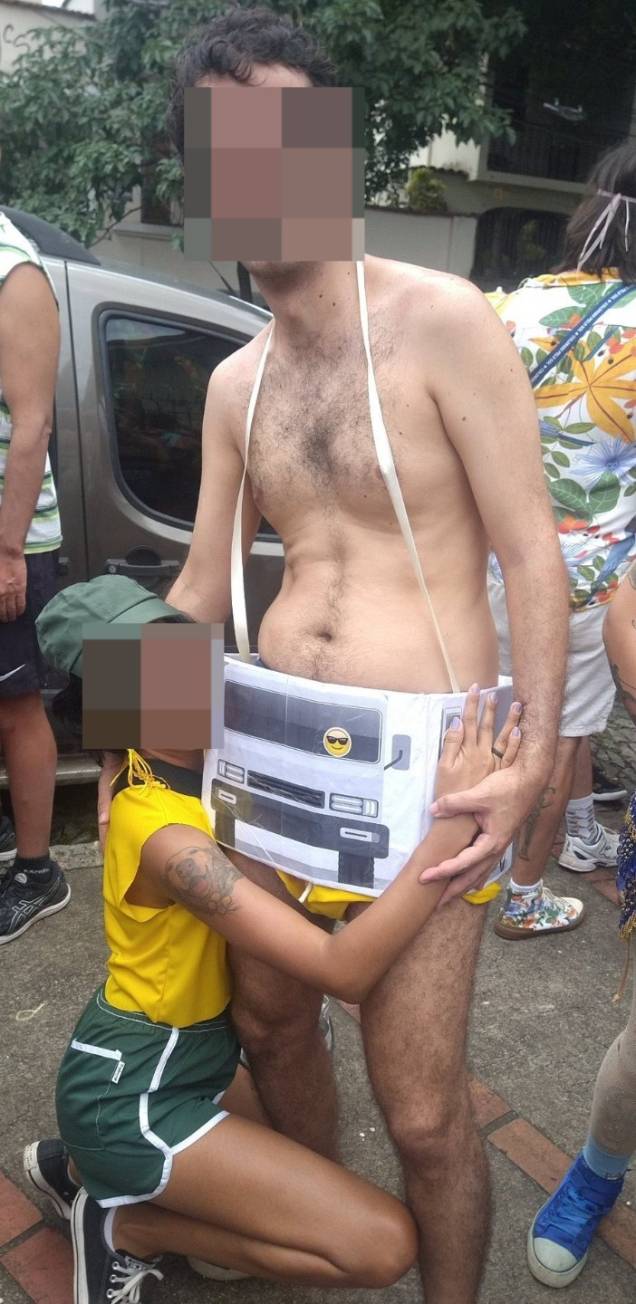 Foliões usam fantasia de caminhão e camisa do Brasil em alusão ao "Patriota do Caminhão" Foliões usam fantasia de caminhão e camisa do Brasil em alusão ao "Patriota do Caminhão"
